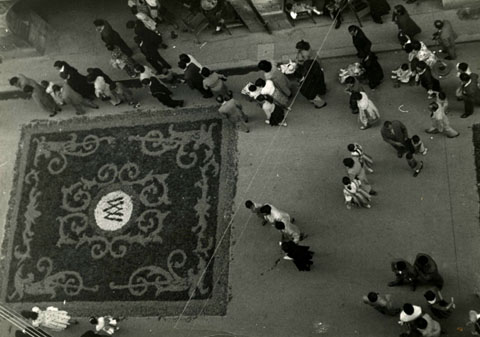 Vista des d'un punt elevat de les catifes de Corpus de la pla&ccedil;a del Vi. 1940-1960