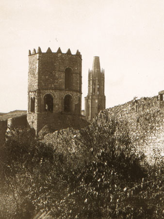 Muralla de Sant Pere de Galligants i campanar de l'esgl&eacute;sia del monestir. 1930
