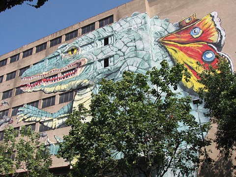 Mural de la Cocollona a un edifici del carrer Bonastruc &ccedil;a Porta, obra d'Erica il cane, del 2012