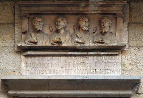 Els Quatre Sants m&agrave;rtirs a la fa&ccedil;ana de la Casa Barcel&oacute;, a la pla&ccedil;a del Vi. 2006