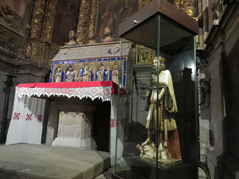 L'any 2021, durant les obres al Museu de la Catedral, algunes peces varen ser exposades a les capelles laterals. Aix&ograve; va permetre veure junts, provisionalment, a la mateixa capella dels Quatre Sants M&agrave;rtirs la urna dels sants i l'est&agrave;tua de Sant Carlemany