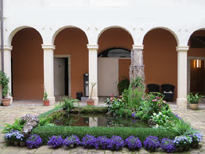 Temps de Flors 2026. Museu d'Hist&ograve;ria, El claustre