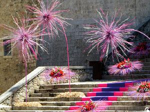 Temps de Flors 2026. Bas&iacute;lica de Sant Feliu. Escalinata principal
