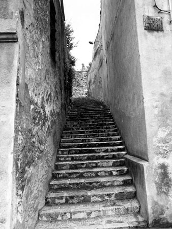 Carrer d'Onofre Pou des de la travessia del Portal Nou. 1975