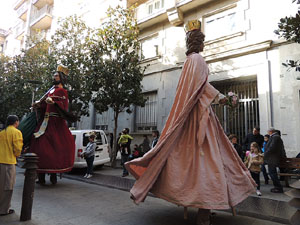 Cercavila pel barri del Mercadal amb gegants, capgrossos i bastoners
