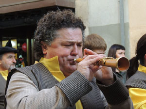 Cercavila pel barri del Mercadal amb gegants, capgrossos i bastoners