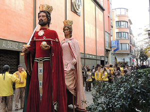 Cercavila pel barri del Mercadal amb gegants, capgrossos i bastoners