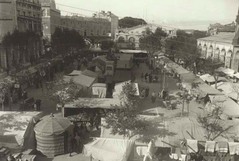 Parades de Fires a la pla&ccedil;a de Sant Agust&iacute;. Fotografia Unal, 1930