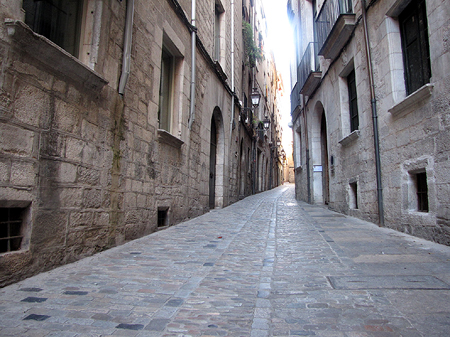 El carrer de la For&ccedil;a des de la placeta del Correu Vell