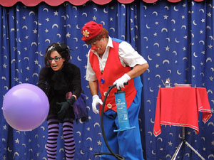 Espectacle de pallassos al Mercadal