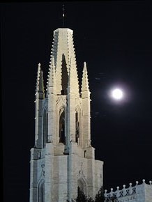El Barri Vell de Nit. Campanar de l'esgl&eacute;sia de Sant Feliu