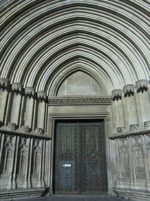 El Barri Vell de Nit. La porta dels Ap&ograve;stols de la Catedral
