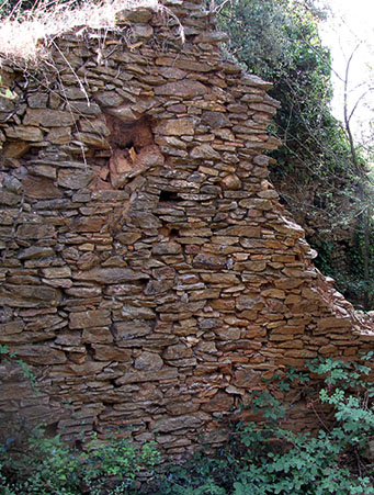 Detall de la construcci&oacute; dels murs amb pedra de la zona