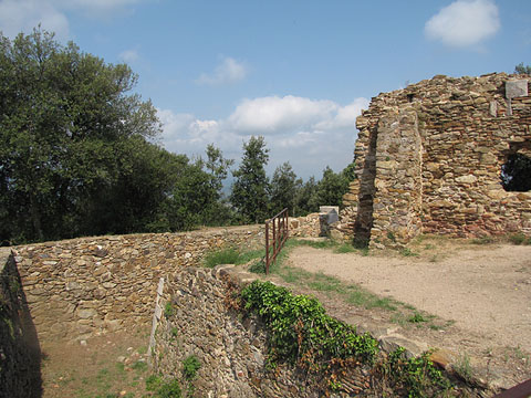 El fossar i contrafort de l'ermita