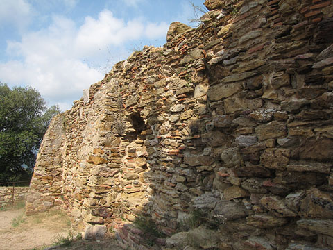 Contraforts de l'ermita de Sant Miquel
