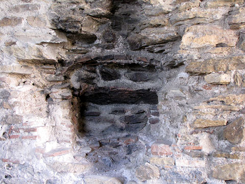 Forn&iacute;cula a l'interior de l'ermita