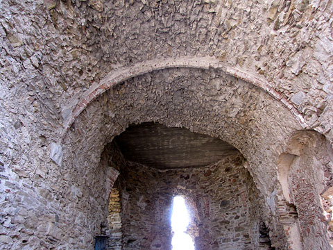 Interior de les restes de l'ermita