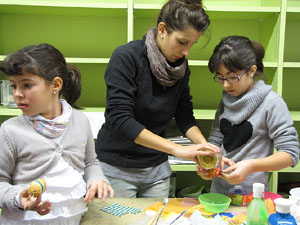 Taller de decoraci&oacute; nadalenca al Museu d'Art de Girona