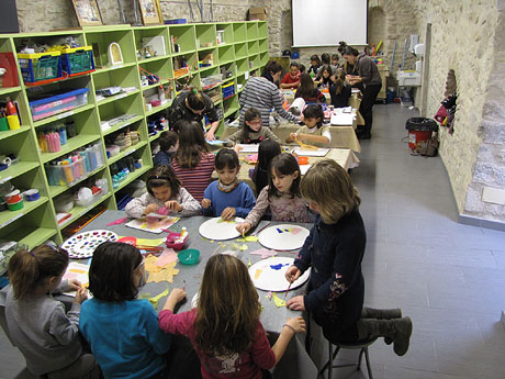 Taller de decoraci&oacute; nadalenca al Museu d'Art de Girona