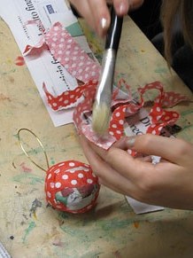 Taller de decoraci&oacute; nadalenca al Museu d'Art de Girona