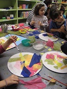 Taller de decoraci&oacute; nadalenca al Museu d'Art de Girona