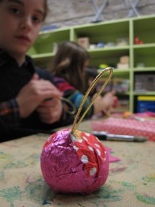Taller de decoraci&oacute; nadalenca al Museu d'Art de Girona