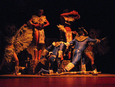 Un moment de la representaci&oacute; de Popol Vuh, soplo de vida