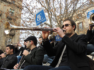 Sardanes a la pla&ccedil;a de la Independ&egrave;ncia
