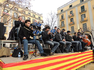 Sardanes a la pla&ccedil;a de la Independ&egrave;ncia