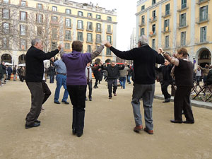Sardanes a la pla&ccedil;a de la Independ&egrave;ncia