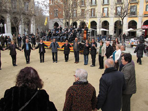 Sardanes a la pla&ccedil;a de la Independ&egrave;ncia