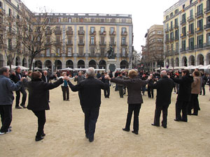 Sardanes a la pla&ccedil;a de la Independ&egrave;ncia