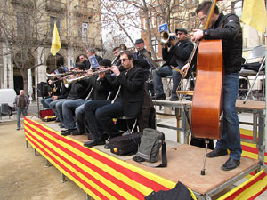 Sardanes a la pla&ccedil;a de la Independ&egrave;ncia