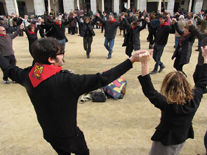 Sardanes a la pla&ccedil;a de la Independ&egrave;ncia