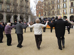 Sardanes a la pla&ccedil;a de la Independ&egrave;ncia