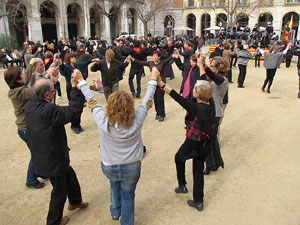 Sardanes a la pla&ccedil;a de la Independ&egrave;ncia