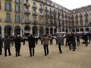Sardanes a la pla&ccedil;a de la Independ&egrave;ncia
