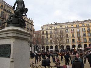 Sardanes a la pla&ccedil;a de la Independ&egrave;ncia