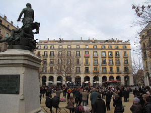 Sardanes a la pla&ccedil;a de la Independ&egrave;ncia