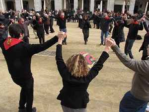 Sardanes a la pla&ccedil;a de la Independ&egrave;ncia