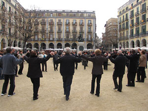 Sardanes a la pla&ccedil;a de la Independ&egrave;ncia