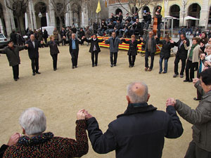 Sardanes a la pla&ccedil;a de la Independ&egrave;ncia
