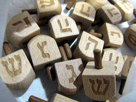 Taller de baldufes de Hanukk&agrave; al centre Bonastruc &ccedil;a Porta - Museu d'Hist&ograve;ria dels Jueus de Girona