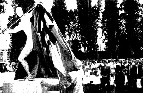Inauguraci&oacute; de l'est&agrave;tua el 30 de setembre de 1995. Fotografia de Jordi Ribot, publicada al Diari de Girona el diumenge, 1 d'octubre de 1995.