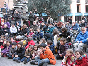 Espectacle de M&agrave;gia a la pla&ccedil;a Josep Pla