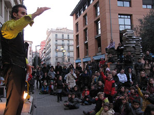 Espectacle de M&agrave;gia a la pla&ccedil;a Josep Pla