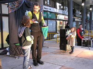 Espectacle de M&agrave;gia a la pla&ccedil;a Josep Pla