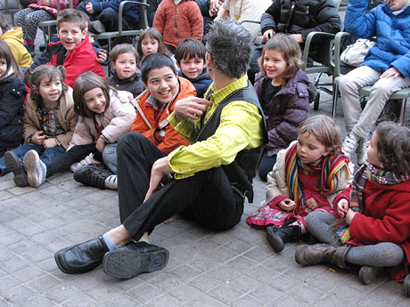 Espectacle de M&agrave;gia a la pla&ccedil;a Josep Pla