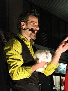 Espectacle de M&agrave;gia a la pla&ccedil;a Josep Pla