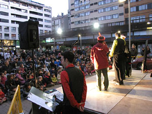 Espectacle de M&agrave;gia a la pla&ccedil;a Josep Pla